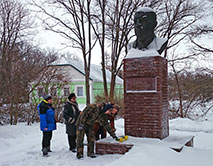 Возложение цветов к бюсту В.В. Алехина в пос. Заповедный