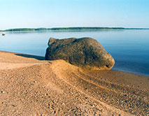 Ледниковый валун на острове Рагуново, фото из архива Парка