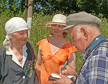 В.М. Песков и В.П. Сошнина слушают воспоминания местной жительницы, д. Красниково