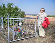 Т.Н. Жуковская на старом захоронение тёти Евгении Герцык и матери Любови Жуковской