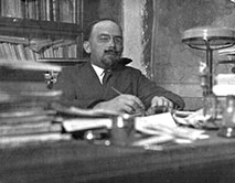 Профессор В.В. Алехин за рабочим столом