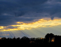 Солнечные лучи пытаются прорваться сквозь завесу туч. 27.03.2025