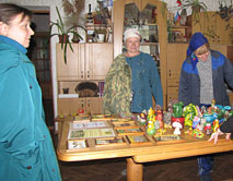 Посетители выставки из научного и хозяйственного отделов заповедника